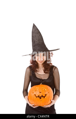 Porträt des jungen hispanischen Teenager Mädchen schwarze Halloween Kostüm (Netz Kleid) Holding geschnitzten Kürbis (Kürbis) Stockfoto