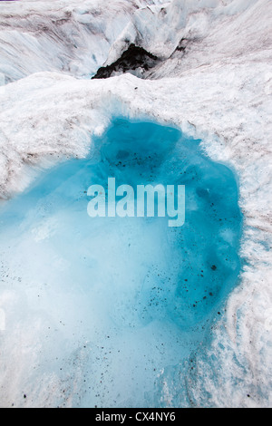 Schmelzwasser auf dem Athabasca-Gletscher, der 60 % seiner Masse, Kanada verloren hat. Stockfoto