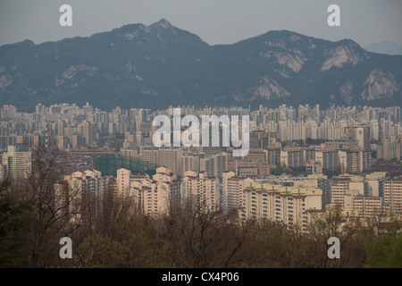 Hunderte von Hochhäusern Wohnung drängten sich zusammen in der Nähe der Berge in Seoul, Südkorea Stockfoto