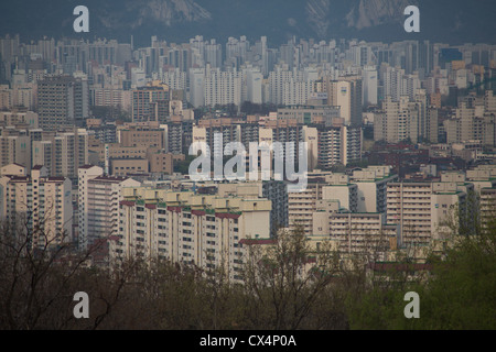 Hunderte von Hochhäusern Wohnung drängten sich zusammen in der Nähe der Berge in Seoul, Südkorea Stockfoto