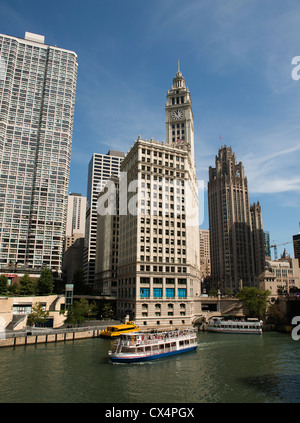 Ausflugsschiff auf dem Chicago River mit Hochhäusern außerhalb an einem sonnigen Tag. Stockfoto