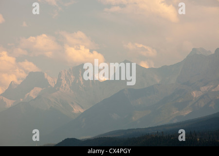 Rauch von Waldbränden hängt über den kanadischen Rockies über Canmore. Stockfoto