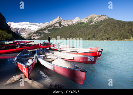 Kanadische Kanus auf dem Lake Louise in den kanadischen Rockies. Stockfoto