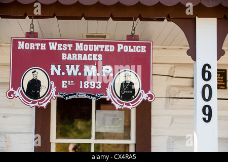 Das alte erhaltene Kaserne von der North West mounted Police in Canmore in den kanadischen Rockies im Banff National Park. Stockfoto