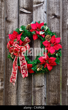 Weihnachtskranz Blume auf rustikalen Holzzaun Stockfoto
