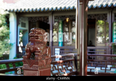 Guardian Foo Dog Skulptur an einem chinesischen Gebäude mit soft-Fokus-Hintergrund Stockfoto