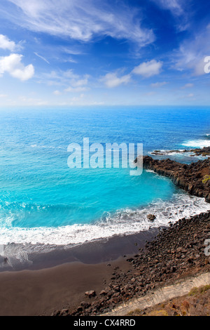 Strand el Bollullo schwarz braunem Sand und Aqua Wasser in der Nähe von Puerto De La Cruz Stockfoto