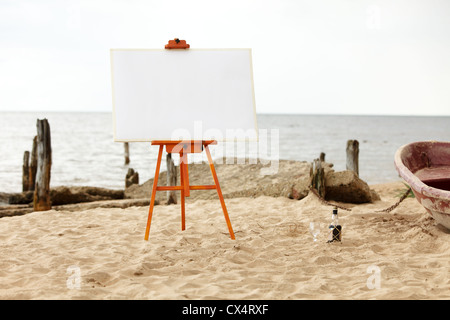 Staffelei für Malerei, in einem leeren Strand stehen bereit Stockfoto