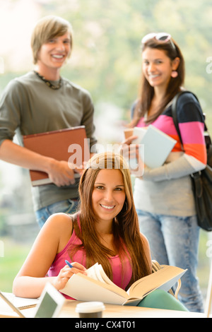 Zurück zu Schule Studenten in Bibliothek Lächeln lernen Bildung Stockfoto