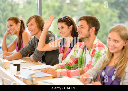 High-School-Schüler heben ihre Hand in der Klasse Lektion Jugendliche studieren Stockfoto
