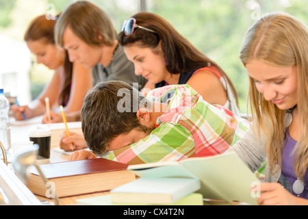 High-School-Schüler beim Einschlafen in der Klasse Jugend Lektion Schule gelangweilt Stockfoto