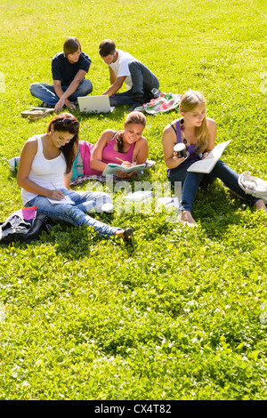 Studenten sitzen in der Park-Teenager lesen schreiben laptop Stockfoto