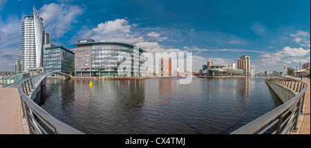 Salford Quays Panorama mit BBC Media City auf der linken Seite und die Lowry-Theater und Kunst-Galerie auf der rechten Seite. Stockfoto