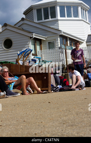 Urlauber entspannen auf Steephill Cove, Isle Of Wight. Stockfoto