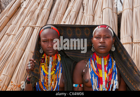 Arbore Stamm Äthiopien Afrika Erbore Stammes-Dorf unteren Omo-Tal junge Mädchen mit bunten Kleid #27 Stockfoto