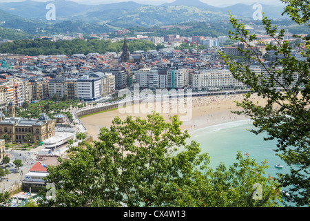 Blick auf Playa De La Concha Strand bei Flut. San Sebastian, Donostia, Baskenland, Spanien Stockfoto