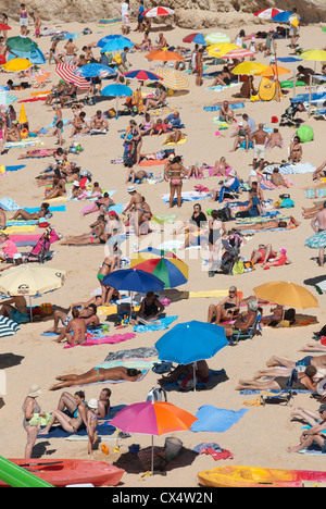 ALGARVE, PORTUGAL. Ein Blick auf den Strand von Praia Carvoeiro. 2012. Stockfoto