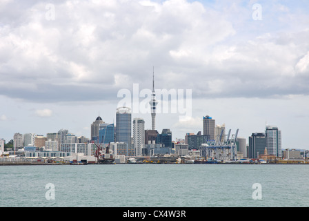 Der Blick auf Auckland City Skyline über den Waitemata Harbour von Devonport, Neuseeland. Stockfoto