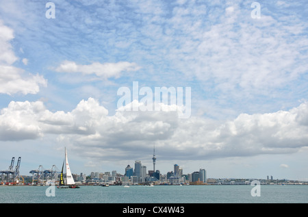 Der Blick auf Auckland City Skyline über den Waitemata Harbour von Devonport, Neuseeland. Stockfoto