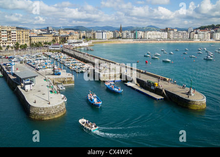 Blick über den Yachthafen und Strand Playa De La Concha in San Sebastian, Baskenland, Spanien Stockfoto