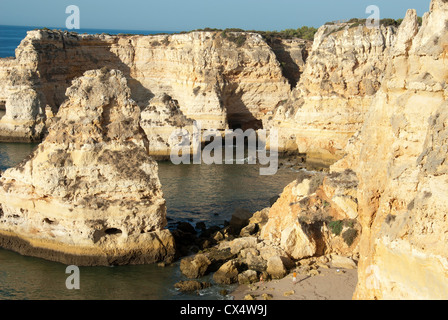 ALGARVE, PORTUGAL. Eine Felsenbucht am Marinha in der Nähe von Praia Carvoeiro, mit eingestürzten Bogen und Stack. 2012. Stockfoto