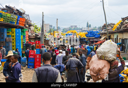 Addis Abeba Äthiopien Hauptstadt Afrikas Hauptmarkt in Stadt mit recycling überall der Flasche Metallbehälter Stockfoto