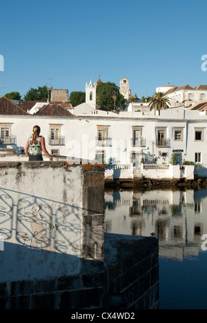 ALGARVE, PORTUGAL. Die historische Stadt Tavira an den Ufern des Rio Gilao, von der Ponta Romana gesehen. 2012. Stockfoto