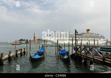 Kreuzfahrt Schiff entlang des Canal Grande, Venedig, Italien. Stockfoto