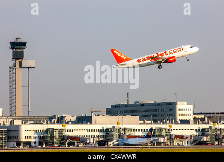 Flugzeug nimmt aus einer Start-und Landebahn am Flughafen Düsseldorf. Air Traffic Control Tower. Düsseldorf, Deutschland, Europa Stockfoto