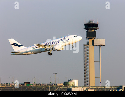 Flugzeug nimmt aus einer Start-und Landebahn am Flughafen Düsseldorf. Air Traffic Control Tower. Düsseldorf, Deutschland, Europa Stockfoto