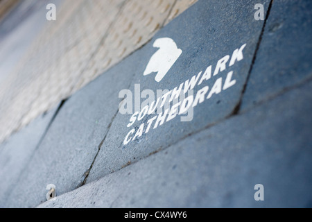 Weiß gestrichene Zeichen auf Bürgersteig für Southwark Cathedral, SE1, London Stockfoto