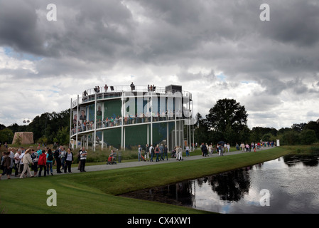 Touristen, Besucher und Menschen Schlange stehen an der Rabo Earthwalk bei Floriade 2012 World Horticultural Expo Venlo Niederlande Stockfoto