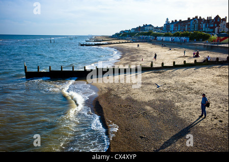 Southwold Beach und Uferpromenade, Suffolk Coast, England, mit Holzkiefern, Spaziergängen, und Wellen entlang der Küste an einem sonnigen Tag. Stockfoto