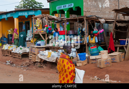 Kenia Afrika Namanga Grenze Stadt Stores und Shops mit der lokalen Bevölkerung in armen Dorf Stockfoto