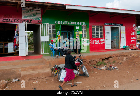 Kenia Afrika Namanga Grenze Stadt Stores und Shops mit der lokalen Bevölkerung in armen Dorf Stockfoto