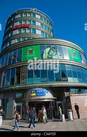 Byporten Einkaufszentrum und Scandic Hotel außen Jernbanetorget Quadrat Sentrum Oslo Norwegen Mitteleuropa Stockfoto