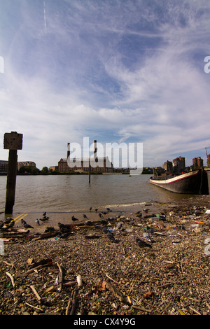 Slipanlage in Battersea Church Road London mit vielen Road Power Station im Hintergrund Stockfoto