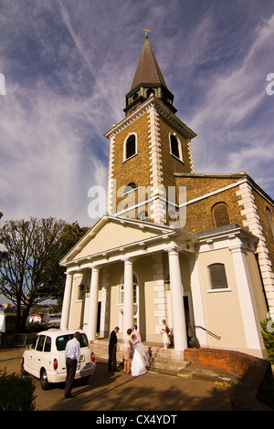 Eine Braut kommt in St. Mary Parish Church in Battersea London Stockfoto