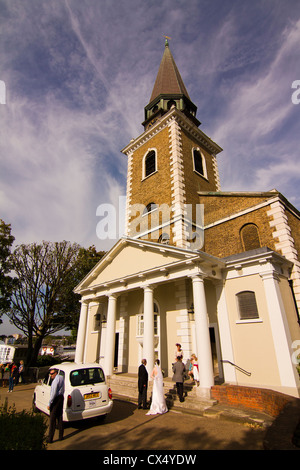 Eine Braut kommt in St. Mary Parish Church in Battersea London Stockfoto