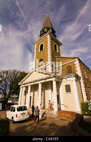 Eine Braut kommt in St. Mary Parish Church in Battersea London Stockfoto