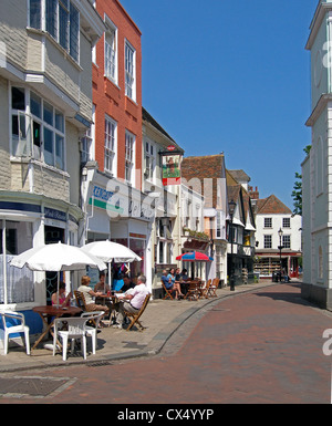 Alfresco Ess- und Erfrischungen in der attraktiven historischen Court Street dieser florierende Marktstadt Stockfoto