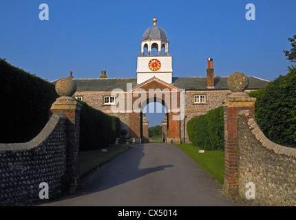 Der Eingang zum Glynde Platz beherbergt eine Sammlung aus dem 18. Jahrhundert italienischen Meisterwerke, außen Lewes, East Sussex. Stockfoto