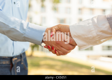 Zwei Hände-Handshake - Business Handshaking Stockfoto