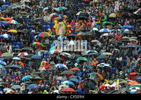 Schirme herauskommen, wie starker Regen während der Cricket Twenty20 Finale Day 2012 im Swalec Stadium in Cardiff beginnt Stockfoto