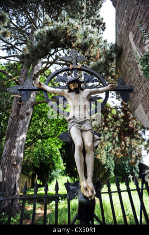 Kleine Statue von Jesus am Kreuz außerhalb der katholischen Kirche St. Francis Xavier & St David Lewis, Usk Stockfoto