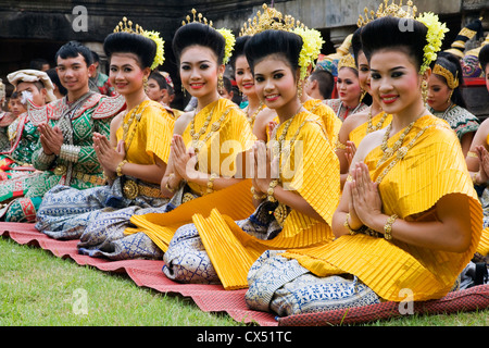 Thai Tänzer in Tracht während Phimai Festival.  Phimai, Nakhon Ratchasima, Thailand Stockfoto