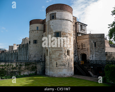 Südturm und Wälle des Tower of London, England Stockfoto