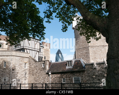 Südturm und Wälle der Tower of London mit dem Gerkin im Hintergrund, London, England Stockfoto