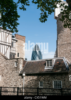 Südturm und Wälle der Tower of London mit dem Gerkin im Hintergrund, London, England Stockfoto