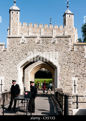 Eingang am Südturm und Wälle des Tower of London, England Stockfoto